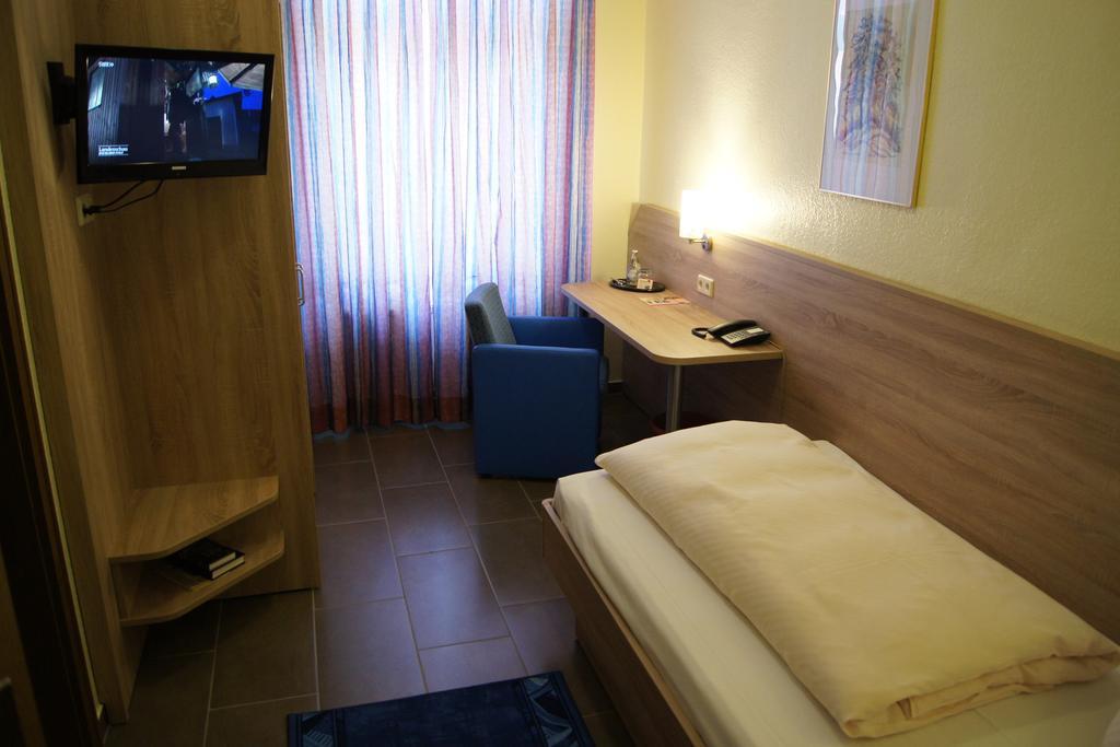 Hotel "Drei Rosen" Ohg Regina & Hans - Peter Fassbinder Leinefelde-Worbis Extérieur photo