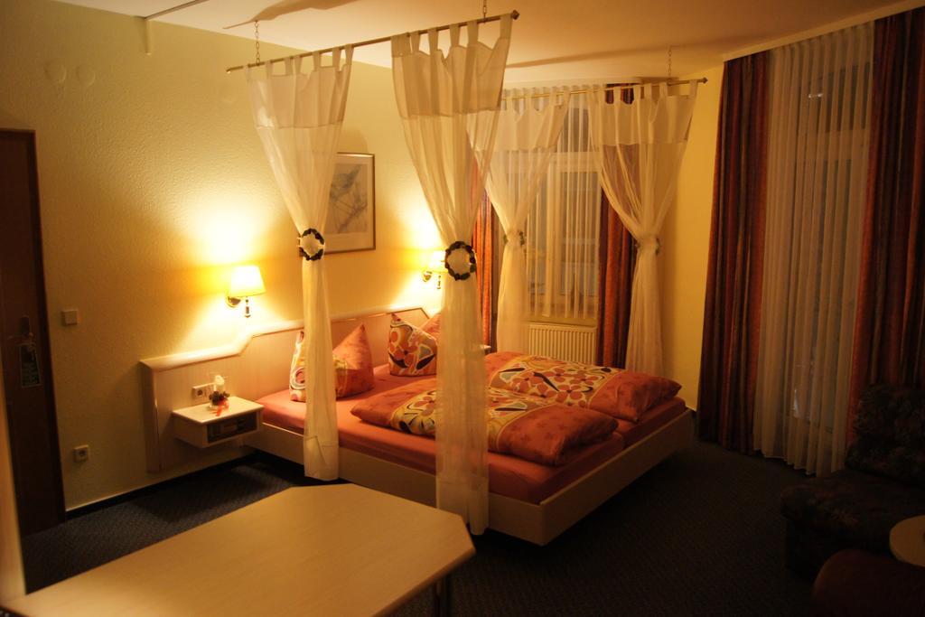 Hotel "Drei Rosen" Ohg Regina & Hans - Peter Fassbinder Leinefelde-Worbis Extérieur photo