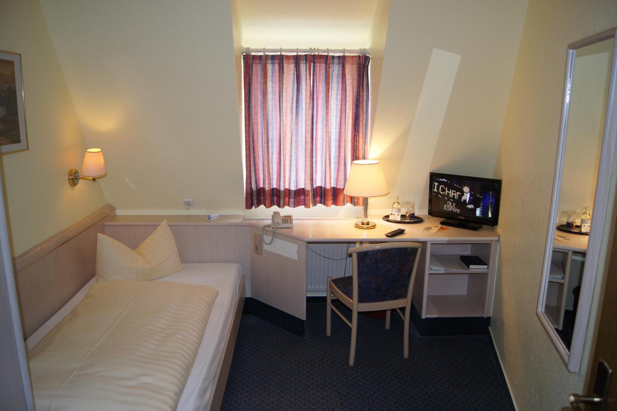 Hotel "Drei Rosen" Ohg Regina & Hans - Peter Fassbinder Leinefelde-Worbis Extérieur photo