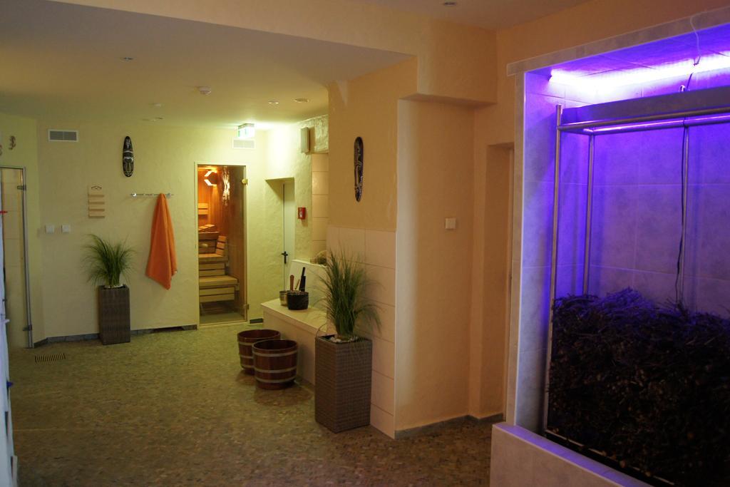 Hotel "Drei Rosen" Ohg Regina & Hans - Peter Fassbinder Leinefelde-Worbis Extérieur photo
